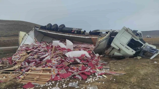 Amasya'da yumurta yüklü tır devrildi: 2 yaralı