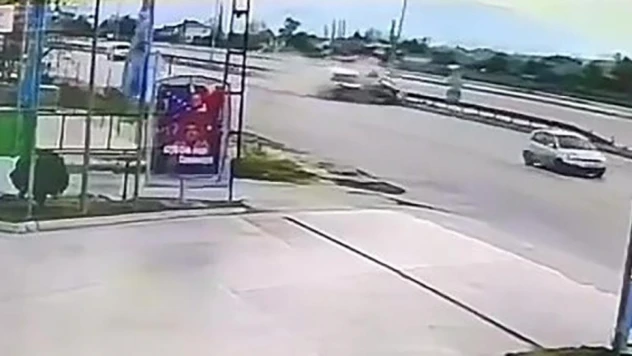 Amasya'daki feci kaza kamerada: İkiye bölünen otomobilden sağ çıktılar