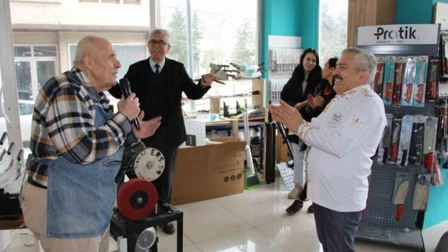 Amasya'nın şarkıcı bıçakçısı: Bıçakları keskinleştiriyor, kulakların pasını siliyor