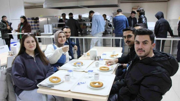 Amasya Üniversitesi'nden sınavlara çalışan öğrencilere çay-simit