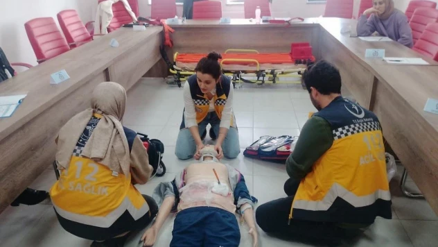 Ambulans personellerine eğitim verildi