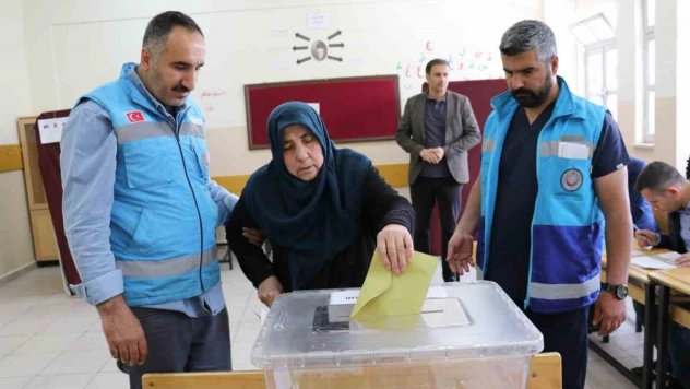 Ambulansla taşınan hastalar sandık başına gitti
