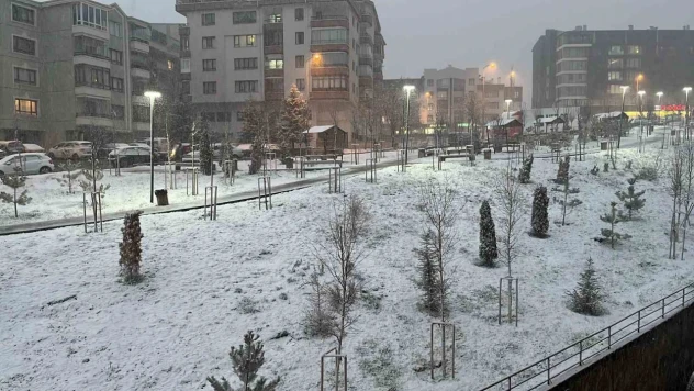 Ankara'da akşam saatlerinde başlayan kar etkili oluyor