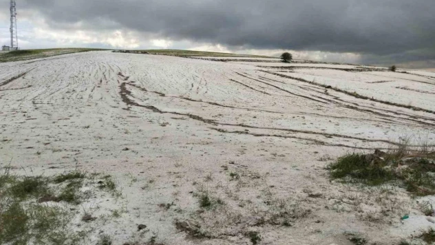 Ankara'da kuvvetli sağanak ve dolu yolları göle çevirdi