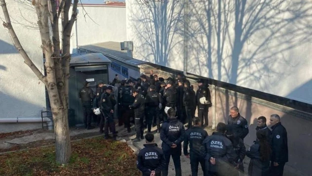 Ankara'da öğrencilerin kavgasında sandalyeler havada uçuştu