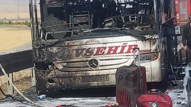 Ankara'da seyir halindeki yolcu otobüsü yandı