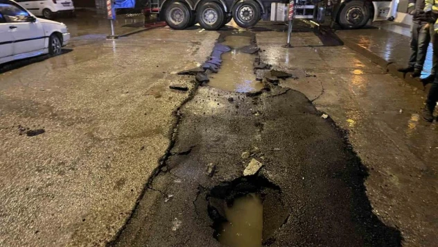 Ankara'da yağmur nedeniyle yol çöktü, çöp kamyonu askıda kaldı