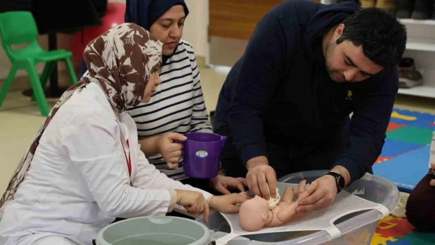 Anne ve baba adayları doğum öncesi ve sonrası için eğitim alıyor