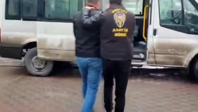 Anne ve çocuğunu yerde yuvarlayan minibüs şoförü yakalandı