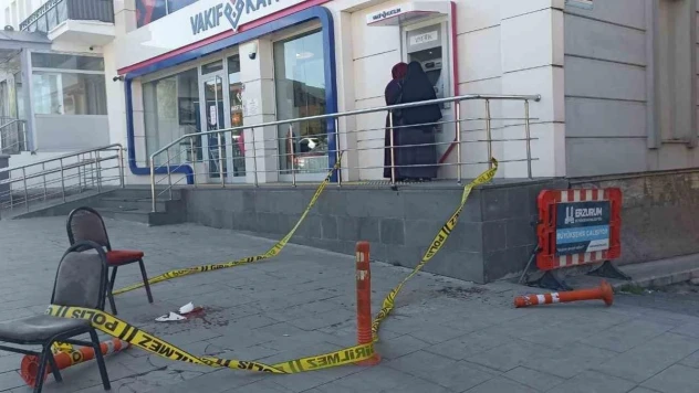 Annesiyle gönül ilişkisi olduğunu düşündüğü şahsı bıçakla yaraladı