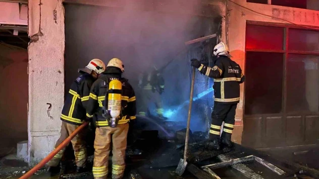 Antakya'da alev alev yanan iş yeri kullanılmaz hale geldi