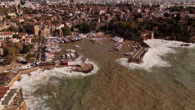 Antalya'da 'i tur, 3 teknenin battığı liman havadan görüntülendi