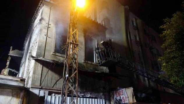 Antalya'da 250 yıllık tarihi konak alev alev yandı