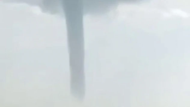 Antalya'da balıkçılar dev hortumu denizden görüntüledi