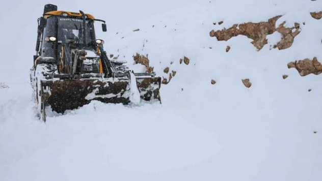 Antalya'da ekiplerin karla mücadelesi