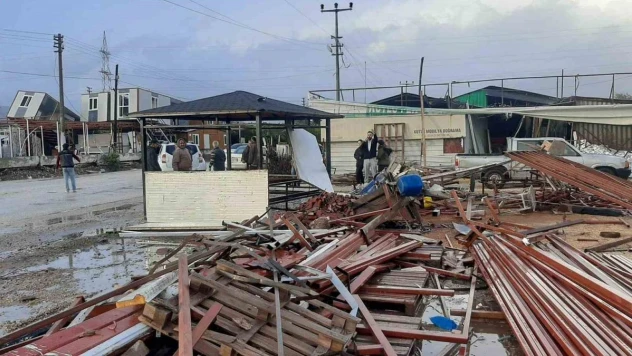 Antalya'da hortum böyle geldi, tarım alanları zarar gördü