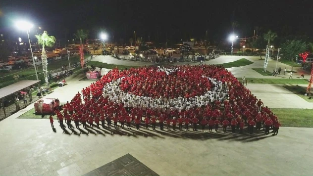 Antalya'da saat 19.23'te 1923 kişi zeybek oynayarak Ata'yı selamladı