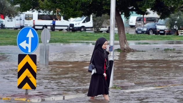 Antalya'da sağanak iş çıkışı bastırdı, hayat felç oldu
