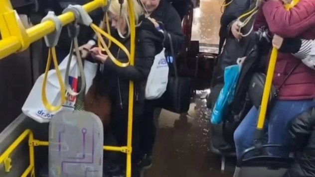 Antalya'da su dolu alt geçitte mahsur kalan vatandaşların korku dolu anları kamerada