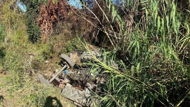 Antalya'da traktörün altında kalan sürücü yaralandı