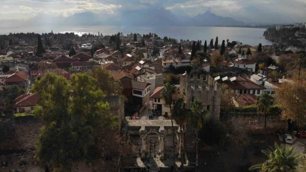 Antalya'nın 1894 yıllık tarihi kapısında egzoz gazı ve diğer etkenlerin sebep olduğu kararmalar giderilecek