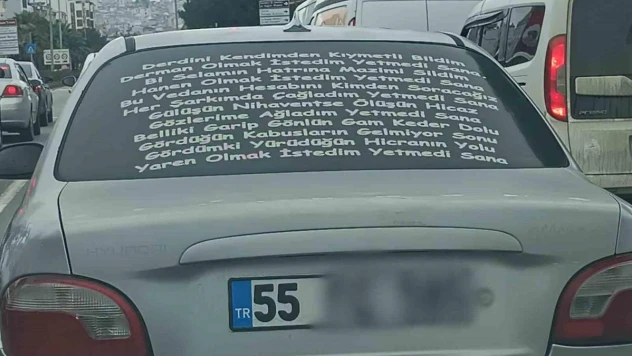 Araba arkası ilginç yazılar dikkat çekiyor