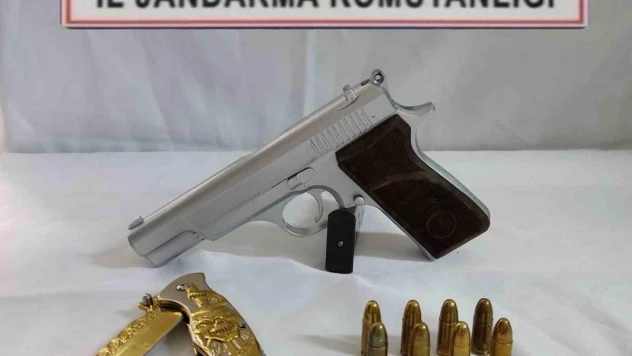 Araçta yapılan aramada bıçak ve tabanca ele geçirildi