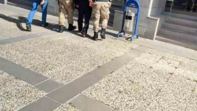 Aranan şahıslar jandarmadan kaçamadı