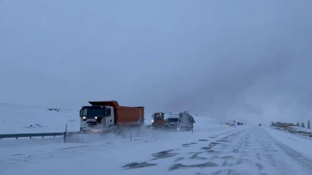 Ardahan'da kar esareti: Yollar kapandı, zincirleme kazalar meydana geldi