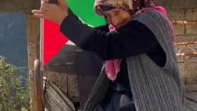 Ardeşenli 93 yaşındaki Emine nine İsrail'e elindeki silahla böyle kafa tuttu