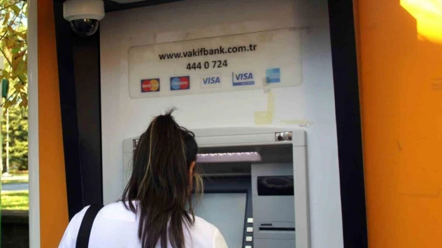 Arızalı Vakıfbank ATM'si vatandaşların tepkisine neden oluyor