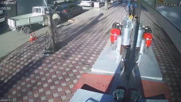 Arka kapağı açık unutulan kamyonet pikabı sürükledi