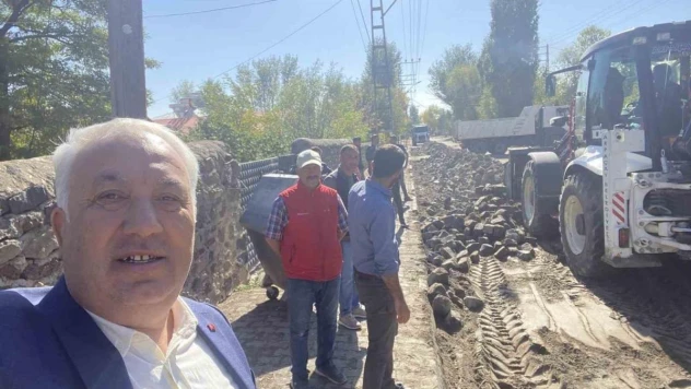 Arpaçay Belediyesi'nin yol çalışmaları sürüyor