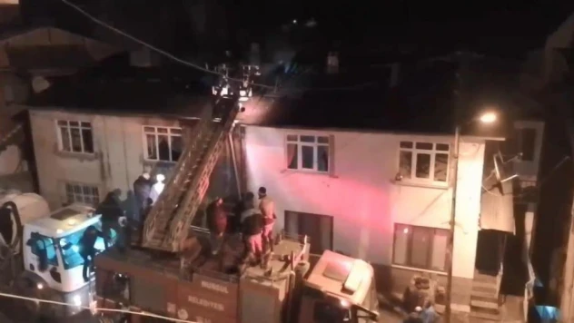 Artvin'de 2 katlı evin çatısında yangın çıktı