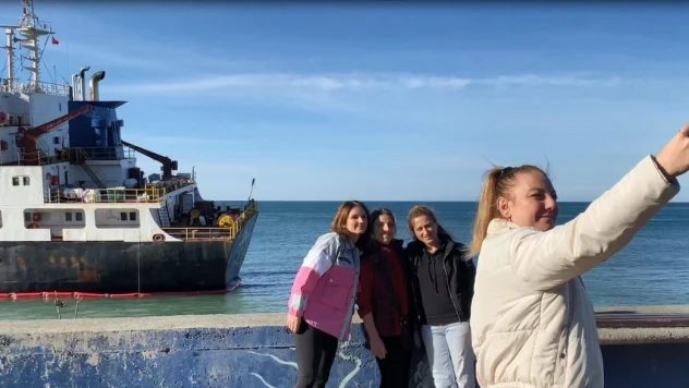 Artvin'de karaya oturan geminin önünde fotoğraf çılgınlığı