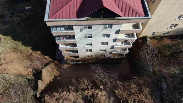 Artvin'de yamaçtan kopan topraklar evlerin içerisine doldu, 10 bina zarar gördü