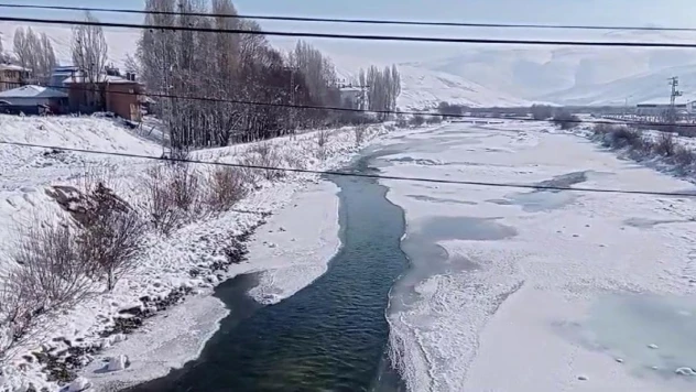 Aşırı soğuklar Aras Nehri'ni dondurdu