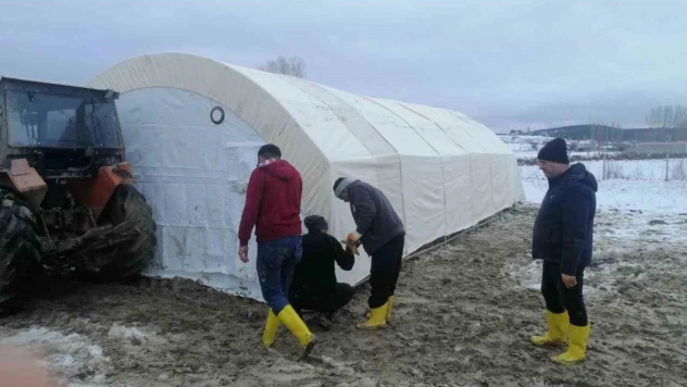 Aslanapa'da hayvan ağılı göçen yetiştiriciye İl Tarım Müdürlüğünden yardım eli