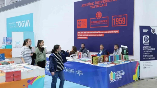 Atatürk Üniversitesi yayınevi, kitap fuarında ziyaretçilerini ağırlıyor