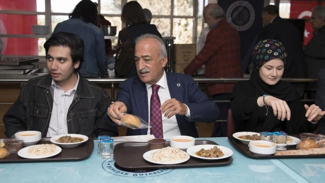 Atatürk Üniversitesinden öğrencilerine ücretsiz iftar yemeği