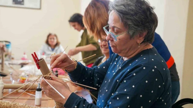 Atık kağıtları takı yaparak değerlendiriyorlar