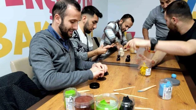 Atölye çalışmalarını minik öğrencilere