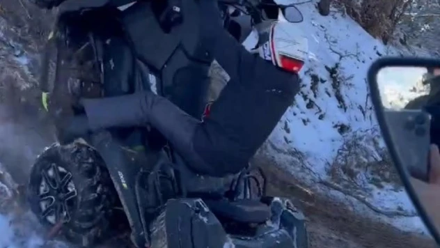 ATV'den düşen arkadaşını kahkahayla izledi