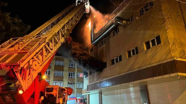 Avcılar'da tekstil imalathanesinde korkutan yangın: 4 katlı bina alev alev yandı