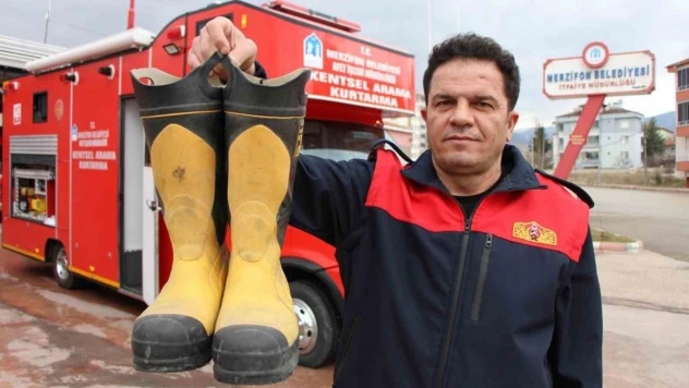 Ayağından çıkartıp yaşlı depremzedeye giydirmişti, o botlarını bir daha giymedi