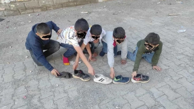Ayakkabılarını oyuncak yapan çocuklara Kaymakam Mete'den sürpriz