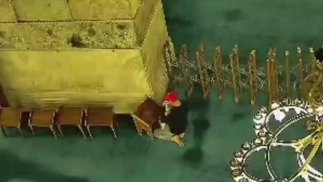 Ayasofya Camii'nde yangın çıkardıktan sonra kaçan şüpheli kamerada