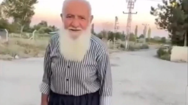 Ayasofya'da kedi sevdiği video ile viral olan Ahmet amca: 'Kediye canım kaynadı sevdim, beni filme almışlar'