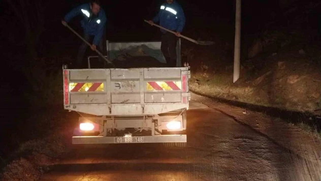Aydın Büyükşehir Belediyesi'nden gece yarısı tuzlama çalışması