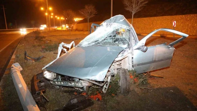 Aydınlatma direğine çarpan otomobil hurdaya döndü: 1 ağır yaralı